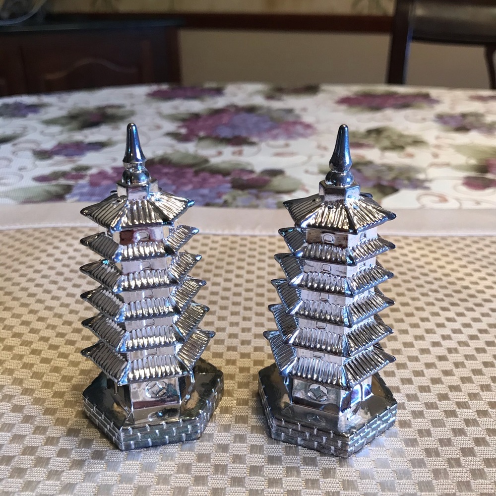 ————- SOLD-______________SALT & PEPPER SHAKERS - Picture 4 of 8